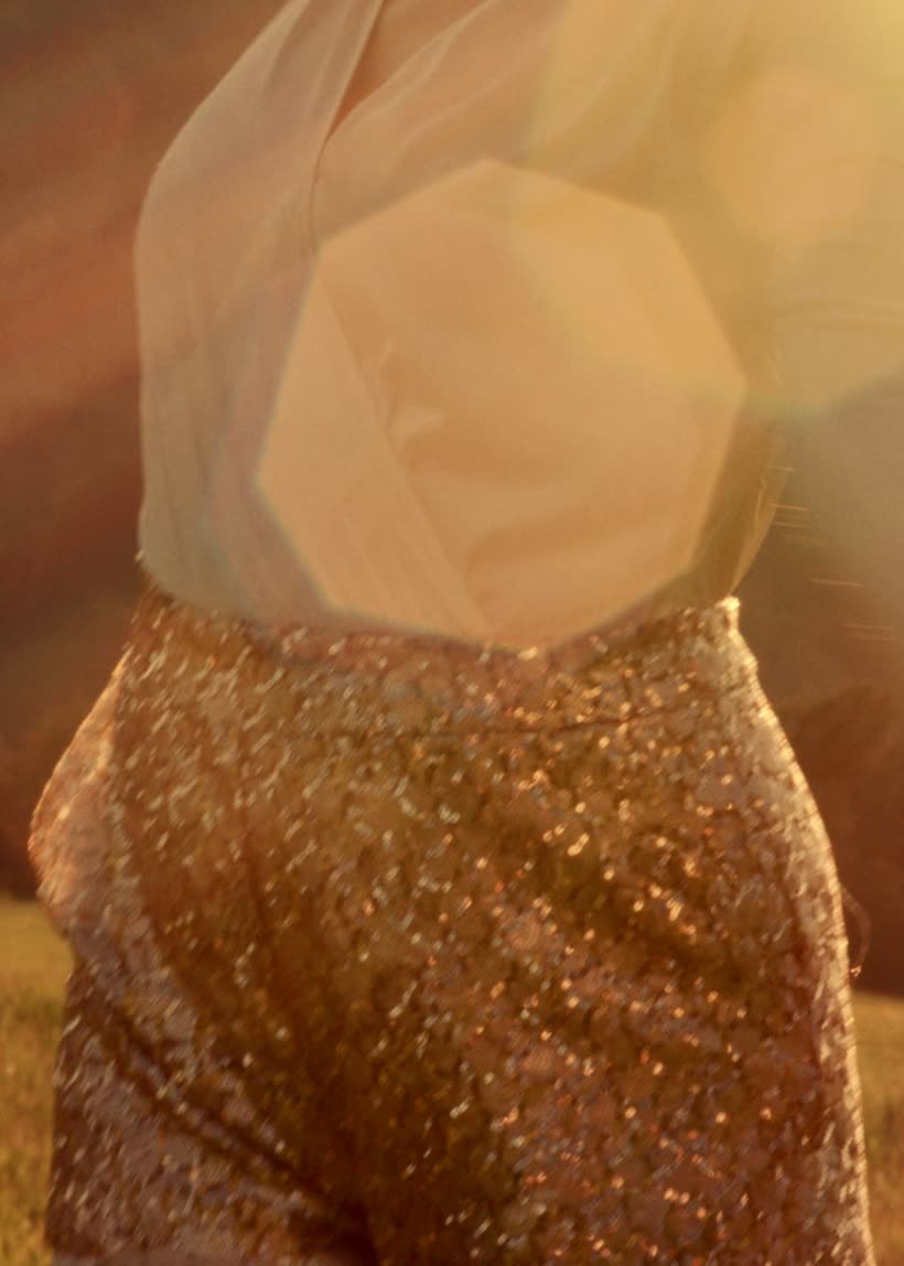 Detail der Paillettenshorts im goldenen Abendlicht