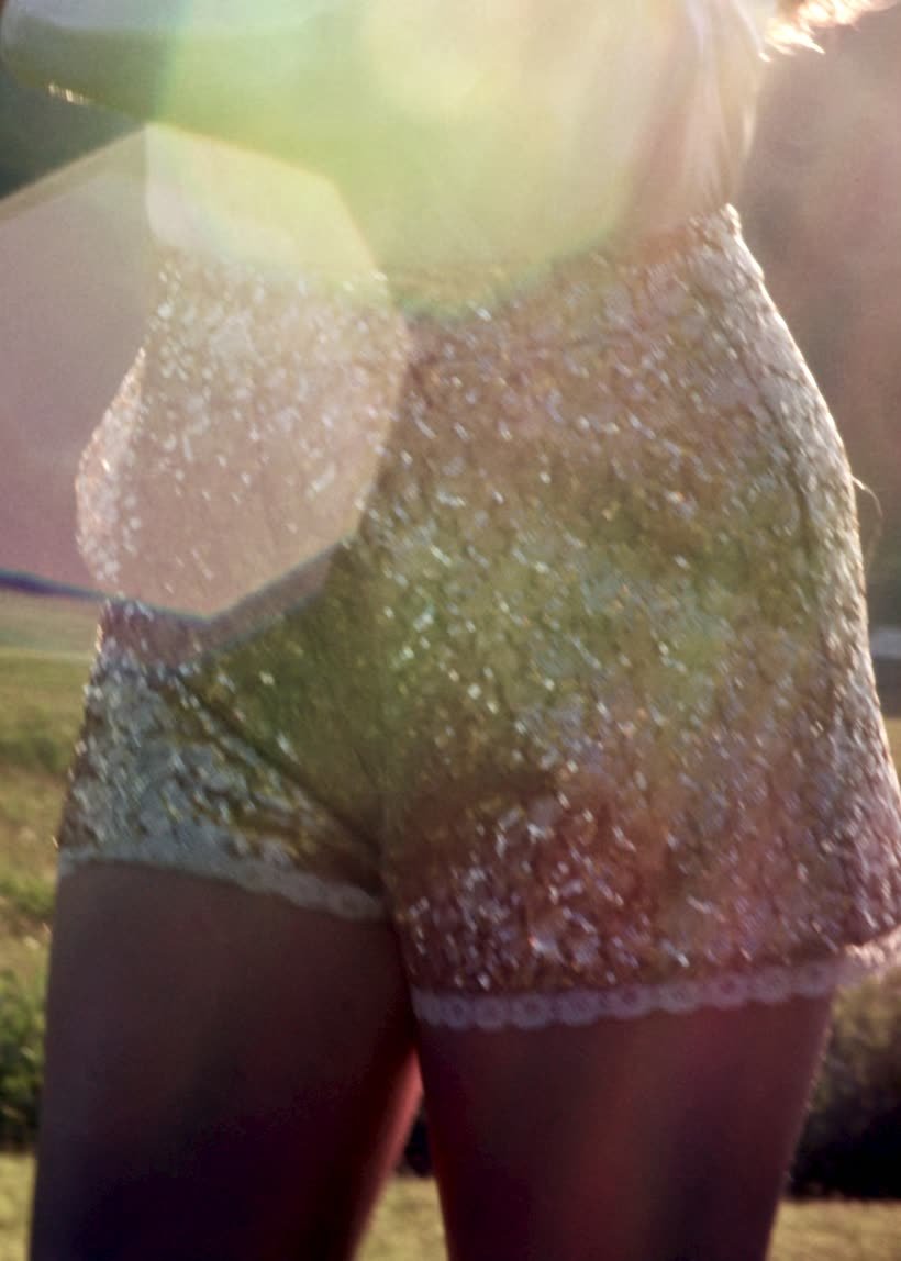 Detail der Paillettenshorts vor der Wiese